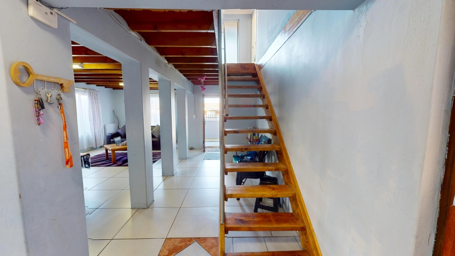 6 Bedroom Property for Sale in Malibu Village Western Cape